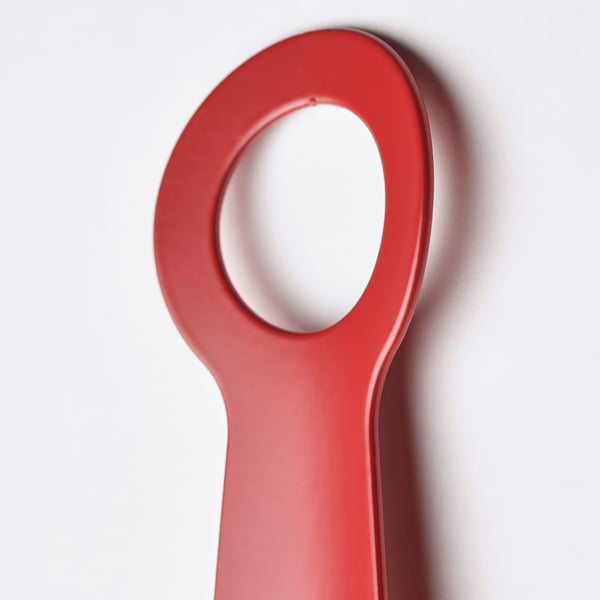 Leuchtend roter Schuhlöffel aus Metall, schlank und robust; Hängt leicht.