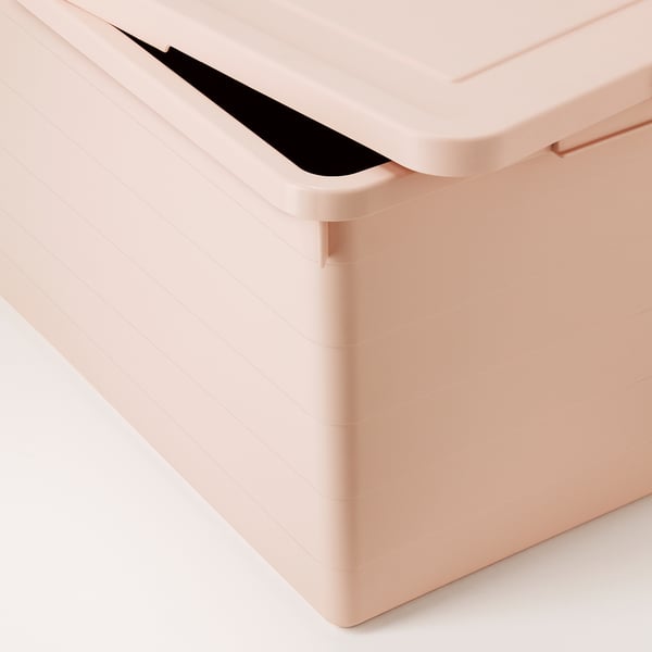 Geschlossene, hellrosa Aufbewahrungsbox aus Kunststoff mit aufsteckbarem Deckel und schwarzem Griff, die Qualität und Design zeigt.