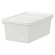 Eine weiße SOCKERBIT-Aufbewahrungsbox mit aufsteckbarem Deckel zum Schutz vor Staub. Die Box ist quadratisch mit horizontalen Rillen und besteht aus recyceltem Kunststoff.