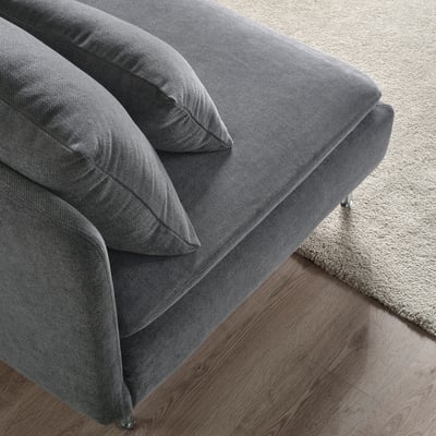 Nahaufnahme eines grauen SÖDERHAMN-Sofas auf Holzboden, das weiche Kissen und stilvolles Design hervorhebt.