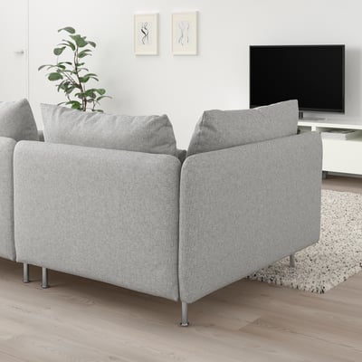 Modernes Wohnzimmer mit hellgrauer SÖDERHAMN-Sektion, TV, Pflanze und Teppich.