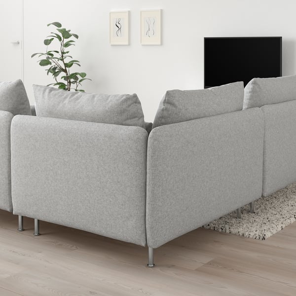 SÖDERHAMN hellgraues Sofa, schlankes Design, moderne Wohnzimmereinrichtung. Pflanze, Wanddekoration, Flachbildfernseher in der Nähe.