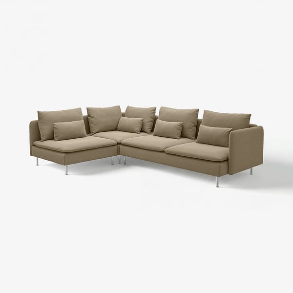 Ein modernes, beiges SÖDERHAMN-Ecksofa mit lockeren Kissen und schlanken Beinen, perfekt zum Entspannen.
