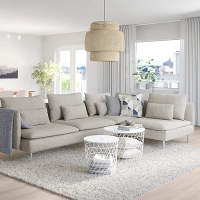 Modernes Wohnzimmer mit großem weißem SÖDERHAMN-Sofa, elegantem Couchtisch, stilvoller Pendelleuchte und Stadtblick.