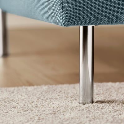 Eine Nahaufnahme eines eleganten Metallstuhlbeins, hell glänzend, an einem blauen Stoffsitz befestigt, was auf hochwertige Materialien und Verarbeitung hinweist.