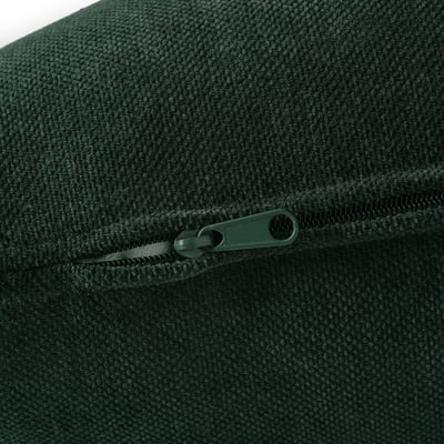 Nahaufnahme des dunkelgrünen Reißverschlusses des SÖDERHAMN Sofas, der Qualität und Textur zeigt.