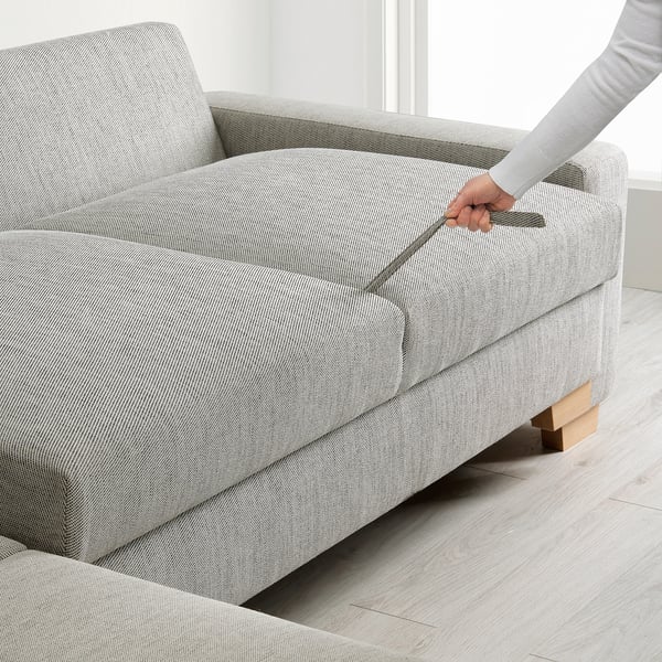 Von Hand ausziehbare Schlafsofaverlängerung auf hellgrauem SÖRVALLEN-Sofa.