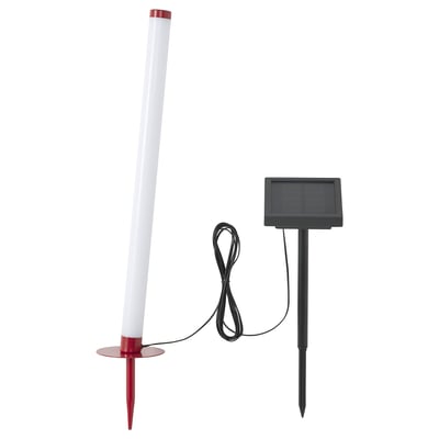 SOLVINDEN Solarleuchte in Rot und Weiß. Hohes, zylindrisches Design mit Solarpanel auf dem Pfahl.