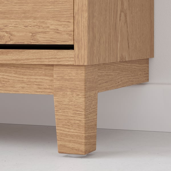 Moderner Schuhschrank aus hellem Holz mit schlankem Design und robusten Beinen, die von hochwertiger Verarbeitung zeugen.