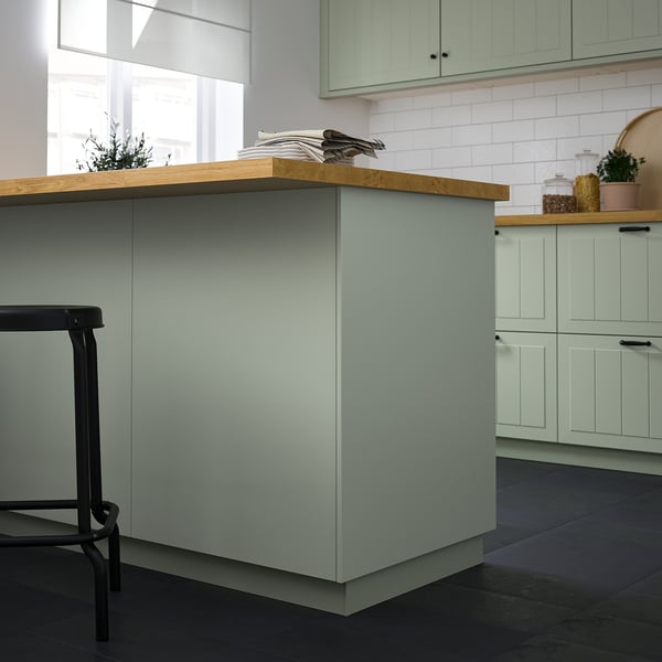 Moderne Küche STENSUND grüne Abdeckplatte, Faserplatte mit Acrylfarbe, schlankes rechteckiges Design, größer als Hocker, ergänzende Schränke.