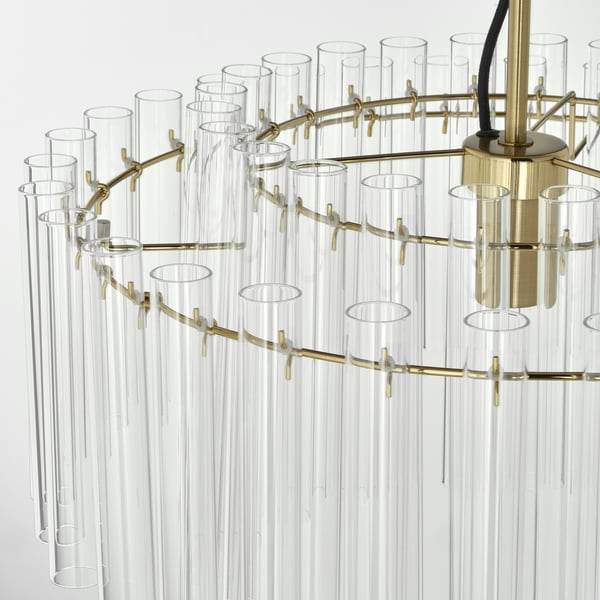 Eleganter Kronleuchter mit Klarglasröhren und goldenen Metallhaken. Anspruchsvolles Design; hochwertige Materialien.