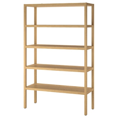 Das ikea STOCKHOLM 2025 hellbraune Holzregal mit vier breiten Regalen. Es hat ein schlankes, minimalistisches skandinavisches Design.