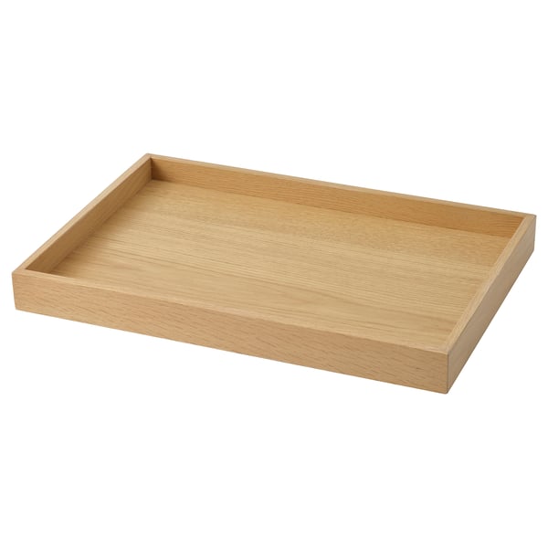 Ein Holztablett mit dem Namen STOCKHOLM 2025. Es ist rechteckig, aus Eiche gefertigt und hat eine naturbraune Oberfläche. Ideal zum Servieren oder Ausstellen von Gegenständen.