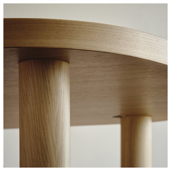 Nahaufnahme eines schlanken Holztisches aus hochwertigem Eichenfurnier. Sichtbare Handwerkskunst und Liebe zum Detail bei der Gestaltung der Tische.