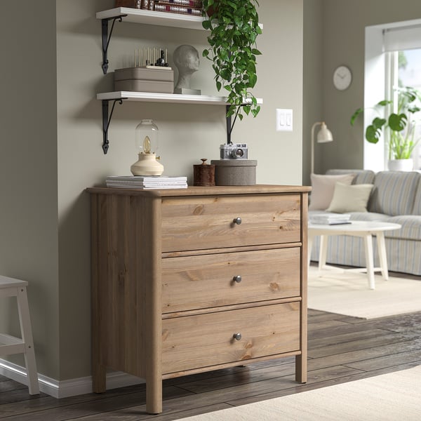 STOREMOLLA hellbraune Holzkommode mit drei Schubladen; rustikal, robust, sicher verankert; Passt gut in einen gemütlichen Wohnbereich.