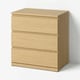 Eine hellbraune Holzkommode mit drei Schubladen und glatten, horizontal ausgekleideten Griffen.