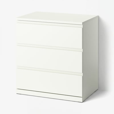 STORKLINTA weiße Kommode mit 3 glatten Schubladen, eleganten Griffen und modernem Design.