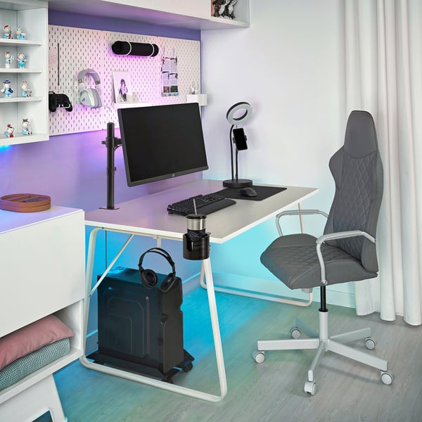 Modernes Homeoffice mit STUBBERGET Monitorarm, Schreibtisch, Tastatur, Maus und grauem Gaming-Stuhl.