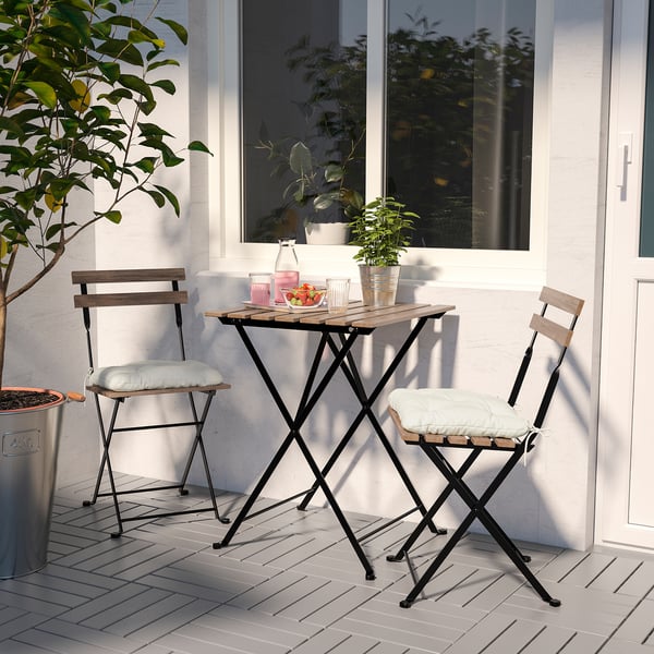 TÄRNÖ klappbarer Tisch & Stühle für den Außenbereich, schwarz & Holz, gepolsterte Sitze. Ideal für Balkone.