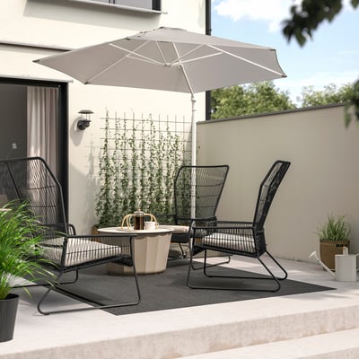 Moderne Terrasse mit TALLSKÄR-Stühlen, Sonnenschirm, Tisch und Wandpflanzen. Stilvolle Stühle passen auf kleinem Raum.