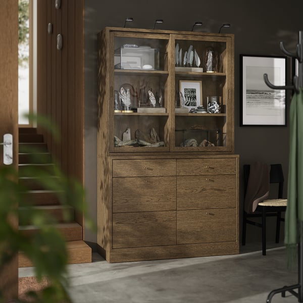 TONSTAD: moderne Holzaufbewahrung. Hoch, mit Regalen und Schubladen, an der Wand. Ausgestellte Gegenstände und gerahmte Kunst in der Nähe. Verbindet Klassik und Moderne.