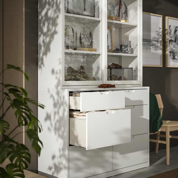 Weißes TONSTAD Schrankset mit Schubladen und Glasvitrine, modernes minimalistisches Design.
