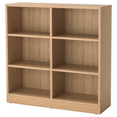 Ein leeres TONSTAD Bücherregal aus hellem Eichenholz. Es verfügt über vier verstellbare Regale und ein einfaches, modernes Design.