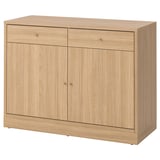 Ein TONSTAD Sideboard aus hellbraunem Holz mit zwei Türen und zwei Schubladen in klassischem Design und gebürstetem Furnier.