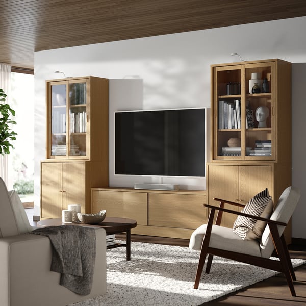 Modernes Wohnzimmer mit TV, Schränken, Couch und Couchtisch. Möbel der Serie TONSTAD.