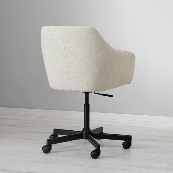 Eleganter Bürostuhl mit weichem, hellem Stoff, ergonomischer Rückenstütze, verstellbarer Höhe und stabilem schwarzem Untergestell mit Rädern.