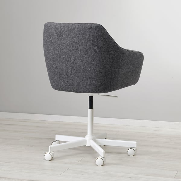 Moderner Bürostuhl, grauer Stoff, hohe Rückenlehne, höhenverstellbar, robustes Untergestell mit Rädern.
