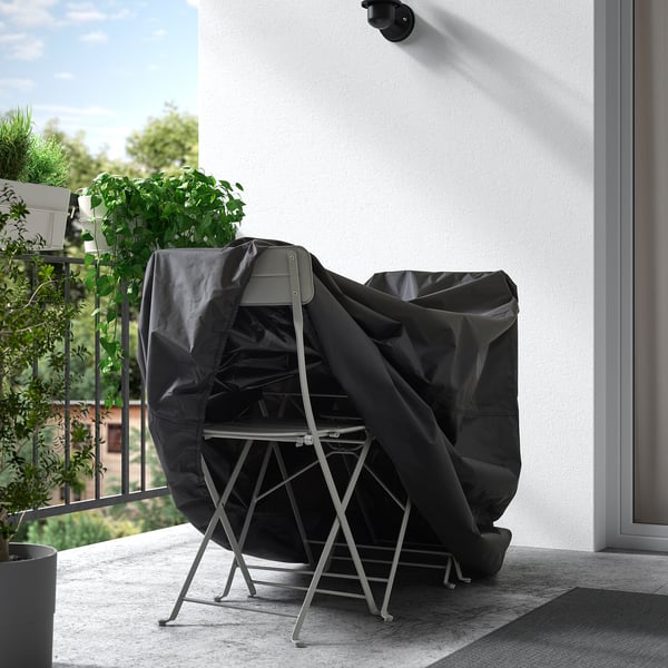 Die Balkonabdeckung schützt Gartenmöbel vor Regen und Staub.