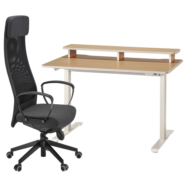 Das TRAVSPORT-Setup : ein schwarzer ergonomischer Bürostuhl und ein verstellbarer Holzschreibtisch.