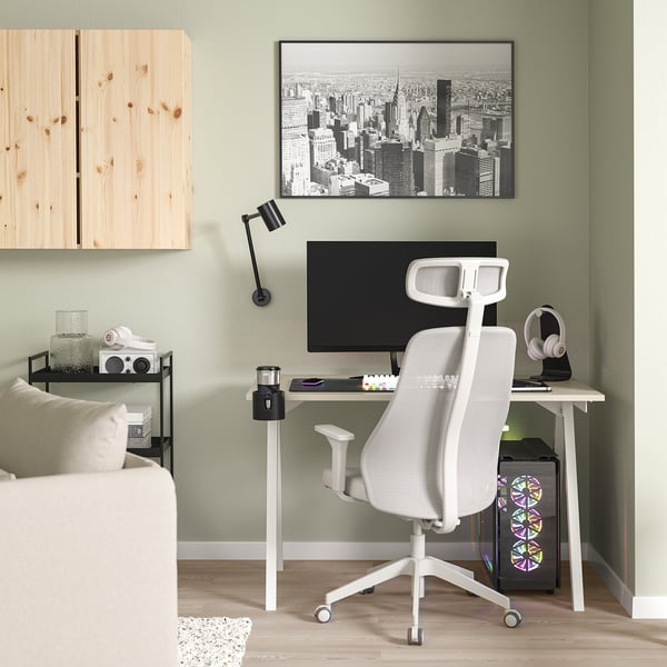Modernes Home Office: weißer TROTTEN Schreibtisch & Stuhl, schlankes Design, grüne Wand, City Art.
