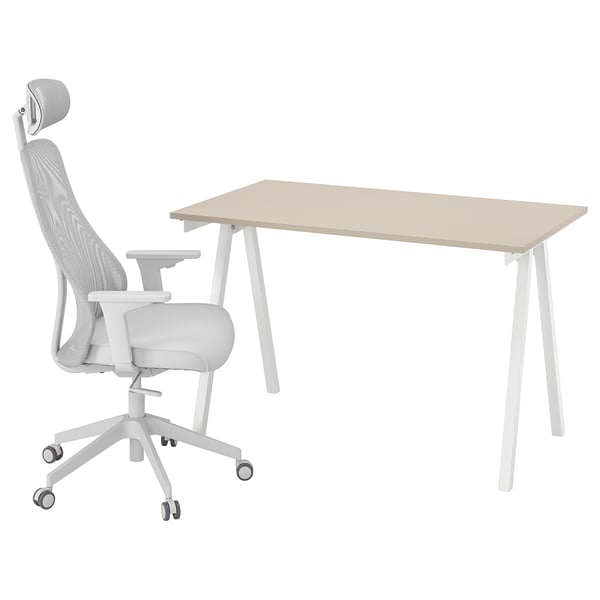Moderner weißer Schreibtisch und ergonomischer Bürostuhl mit Netzrückenlehne, verstellbar.