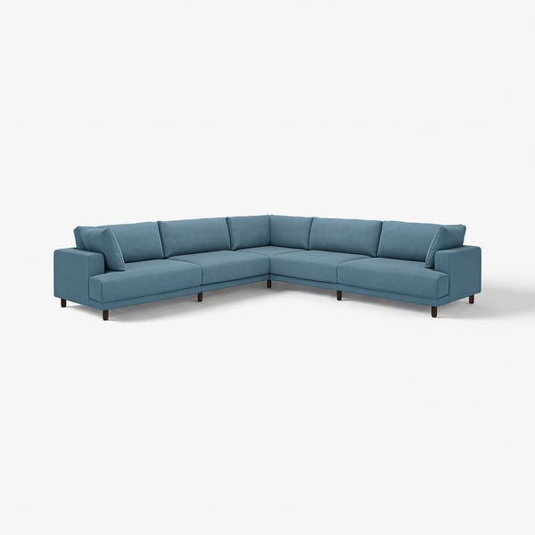 Ein großes, blaues UPPÅKRA-Ecksofa mit einem klaren, modernen Design. Er hat eine U-Form mit plüschigen, übergroßen Kissen und Holzbeinen.