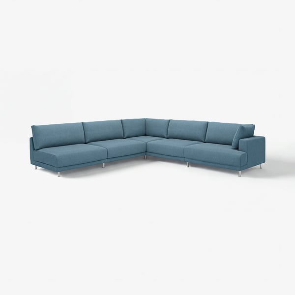 Ein UPPÅKRA blaues Ecksofa. Es hat ein schlankes, modernes Design mit stützenden Polstern und Metallbeinen.