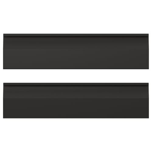 Zwei schwarze rechteckige Küchenschrankfronten mit schlanken, einfachen Linien und integrierten Griffen. Modernes, minimalistisches Design.