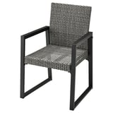 Ein grauer VÄRMANSÖ Terrassenstuhl mit Sitz und Rückenlehne aus Korbgeflecht, schwarzem Metallgestell, Armlehnen und schlankem Design.