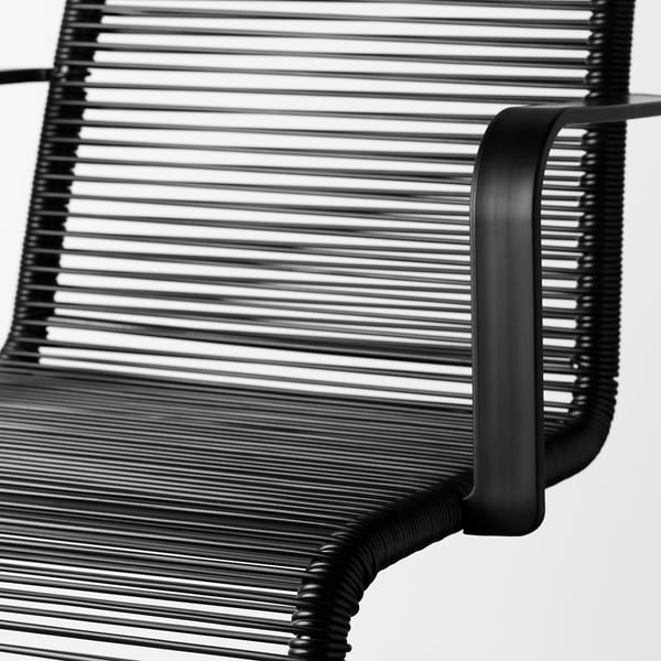Schwarzer moderner Outdoor-Stuhl mit Metallrahmen, horizontale Linien, die Sitz und Rückenlehne bilden und Komfort und Stil bieten.
