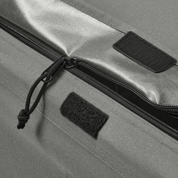 Nahaufnahme des strapazierfähigen, grauen Reißverschlusses der VÄTTERSÖ Aufbewahrungsbox. Velcro- und Zugkordel-Details sichtbar. Starkes, wasserdichtes Gewebe.