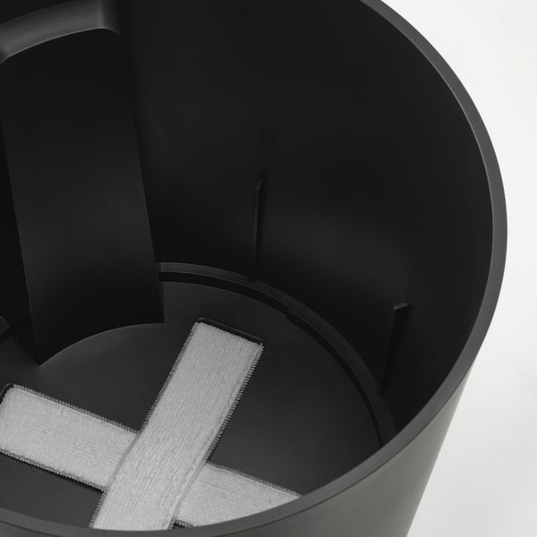 Schwarzes, selbstbewässerndes Pflanzgefäß mit weißen Dochten und gefrosteter Untertasse.