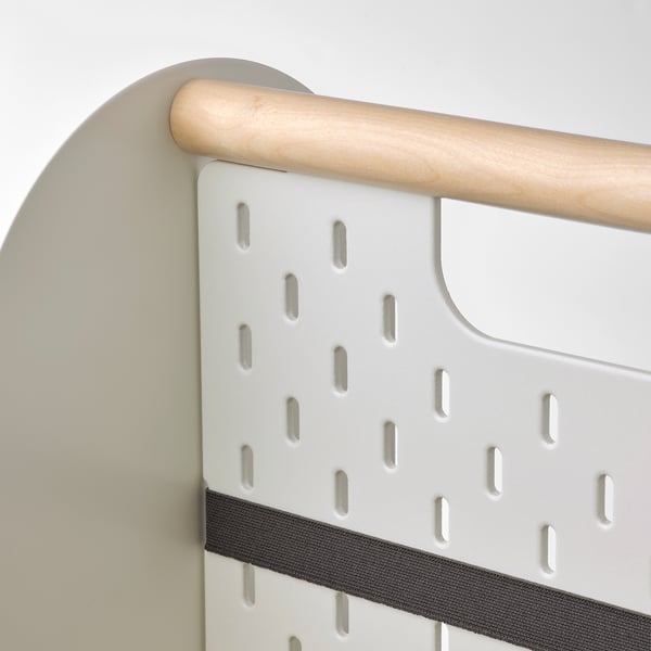 Nahaufnahme des VATTENKAR Organizers: Holzgriff, weiße Stecktafel mit Schlitzen, elastischer Riemen, montiert an grauer Wand.
