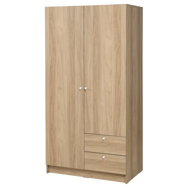 Ein VILHATTEN-Kleiderschrank in Eichenoptik, der sowohl zum Aufhängen als auch zum Falten von Kleidung geeignet ist, mit zwei Türen und zwei Schubladen.