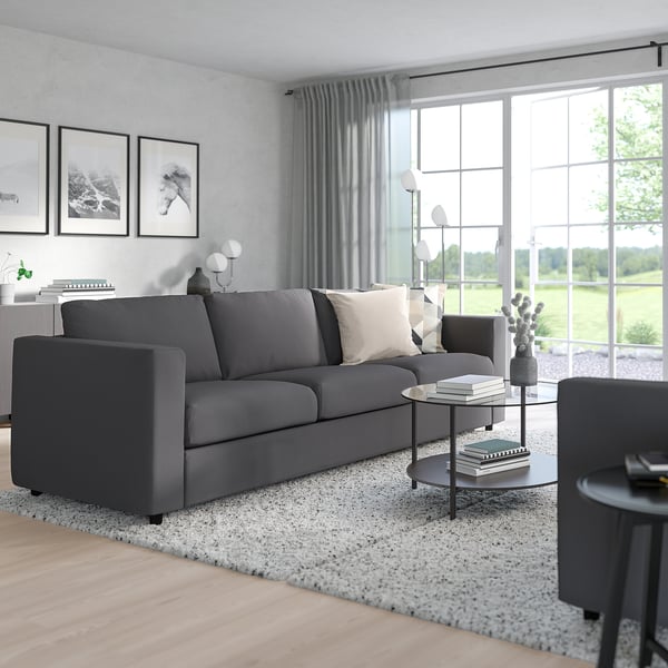 Moderne graue VIMLE Sofagarnitur im Wohnzimmer, große Fenster, helles Dekor.