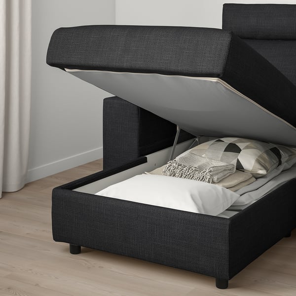 Modernes Sofa mit aufklappbarer Chaise zur Aufbewahrung. Weiche, stützende Polster.