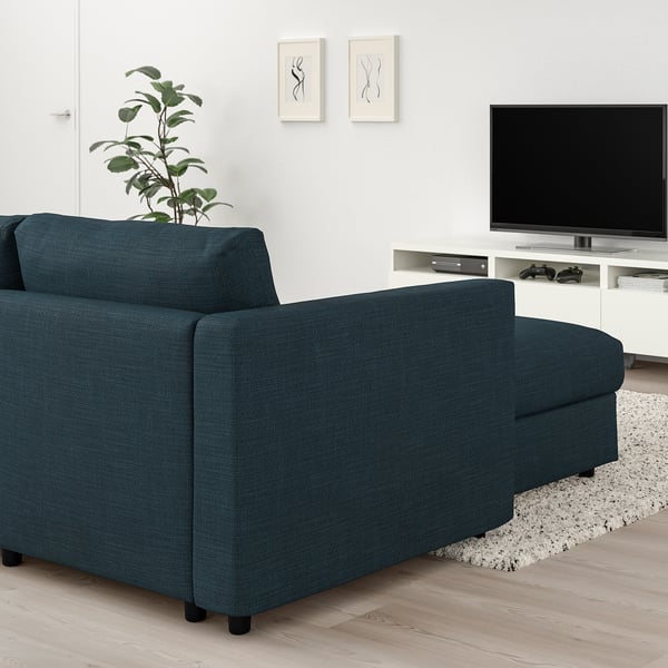 Dunkelblaues VIMLE Sektionssofa mit Chaiselongue, TV, Gaming-Controller.
