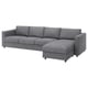Ein graues Sektionssofa VIMLE mit einer Chaiselongue auf der rechten Seite. Er ist modern, komfortabel und bietet vielseitige Sitzgelegenheiten.