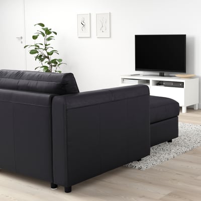 Modernes Wohnzimmer mit großem VIMLE-Ledersofa und TV, minimalistische Einrichtung.