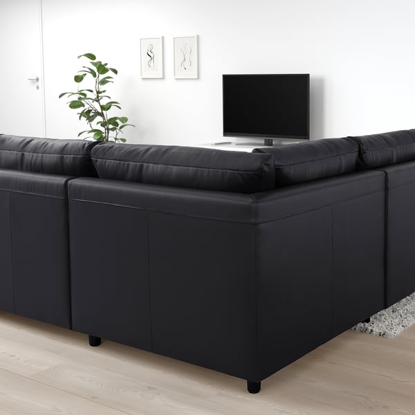 Schwarzes VIMLE Sektionssofa im minimalistischen Wohnzimmer.
